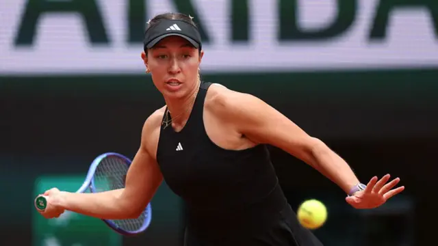 Jessica Pegula plays a forehand