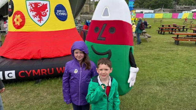 Bella a Harri o Sir Benfro gyda Mr Urdd ddydd Llun