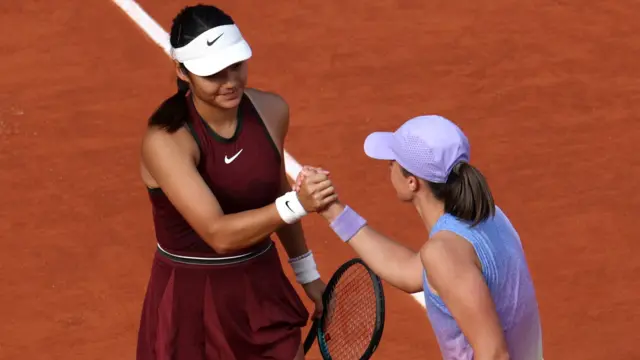 Emma Raducanu and Iga Swiatek handshake