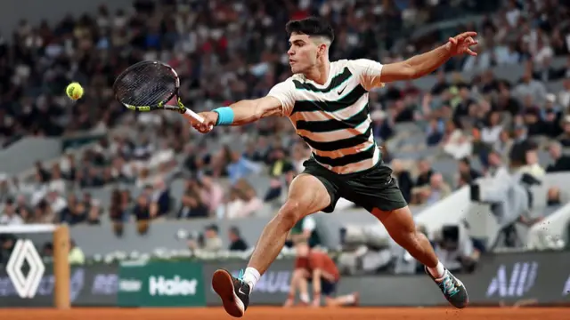 Carlos Alcaraz returns at full stretch