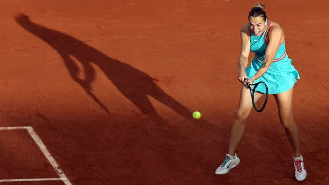 Aryna Sabalenka plays a backhand