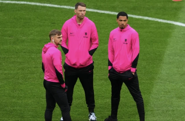 Chelsea's Kiernan Dewsbury-Hall, Marcus Bettinelli and Levi Colwill on the pitch before the match