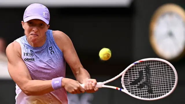 Iga Swiatek plays a backhand return