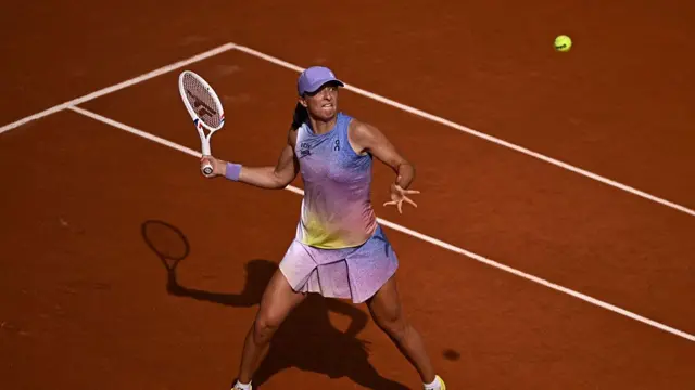 Iga Swiatek eyes the ball