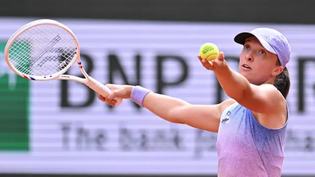 Iga Swiatek serves