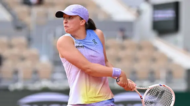 Iga Swiatek plays a backhand