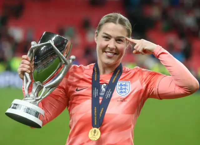 Mary Earps with the Finalissima trophy
