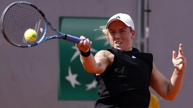 Sonay Kartal hits a forehand