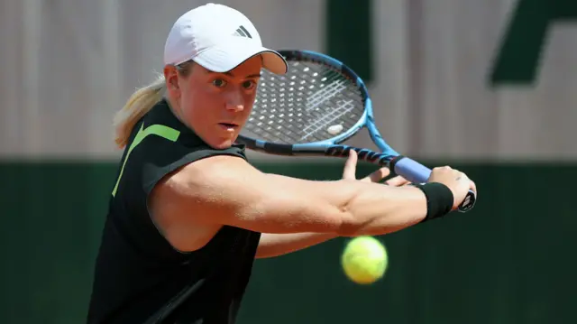 Sonay Kartal hits a backhand
