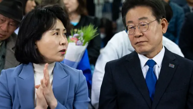 Kim Hye-kyung (left), the wife of Democratic Party's presidential candidate Lee Jae-myung (right)