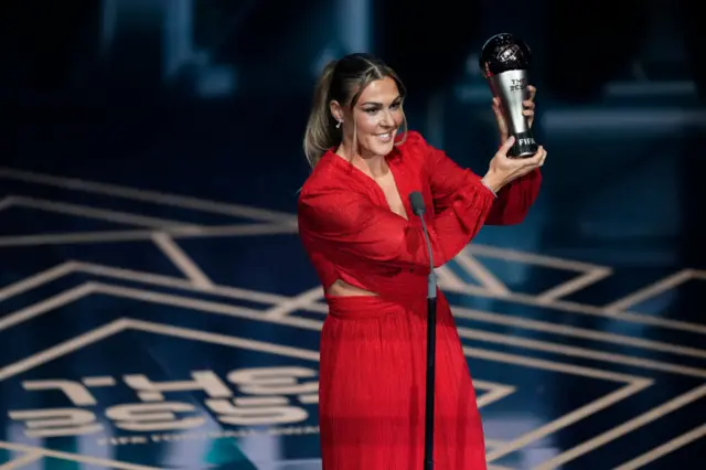 Mary Earps with Fifa The Bets trophy