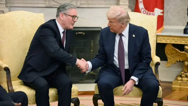 Keir Starmer shakes hands with Donald Trump