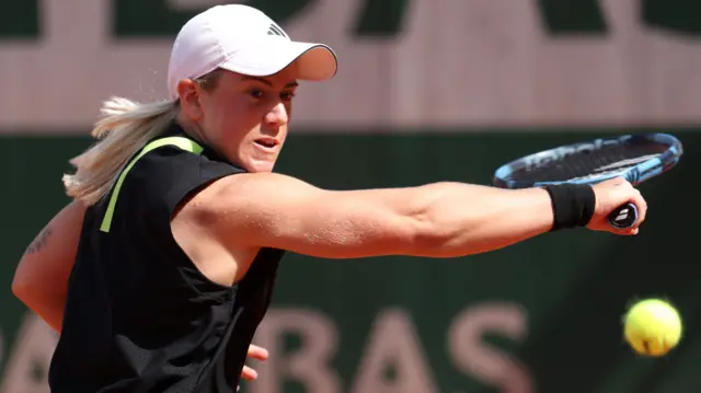 Sonay Kartal slices a backhand