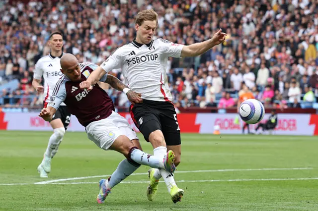 Donyell Malen (L) shoots past Fulham's Danish defender Joachim Andersen
