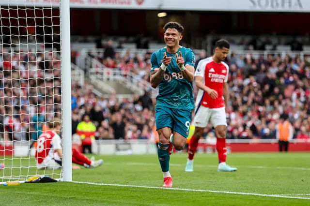 Evanilson celebrates