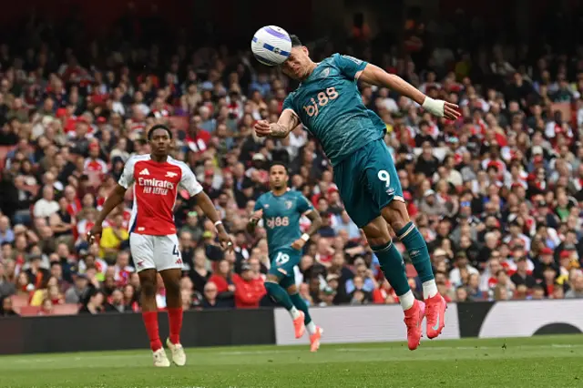 Evanilson headers the ball wide