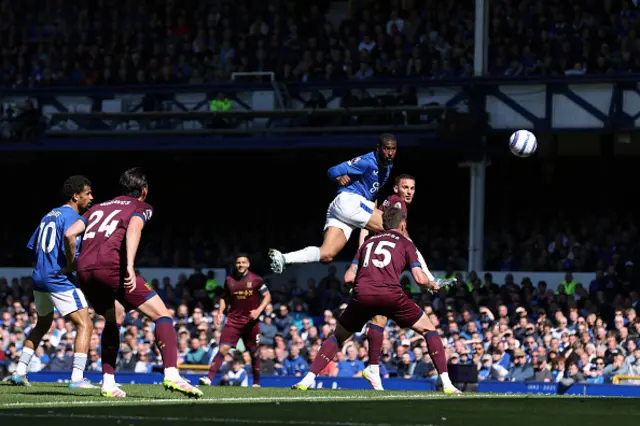 Beto of Everton scores