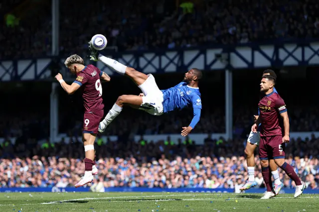 Beto of Everton attempts a bicycle kic