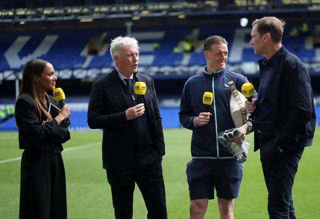 BBC Sport Presenter Alex Scott looks on as David Moyes, Manager of Everton, and Jordan Pickford of Everton speak with her and fellow BBC Sport presenter Duncan Ferguson prior to the Premier League match between Everton FC and Ipswich Town FC at Goodison Park on May 03, 2025 in Liverpool, England.