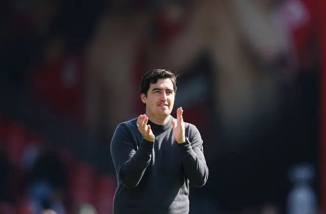 Andoni Iraola clapping