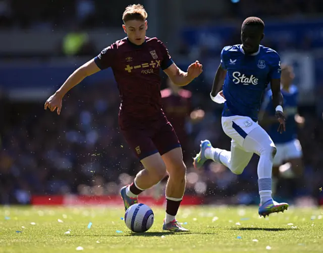 Idrissa Gueye (R) chases after Ipswich Town's English midfielder #19 Liam Delap