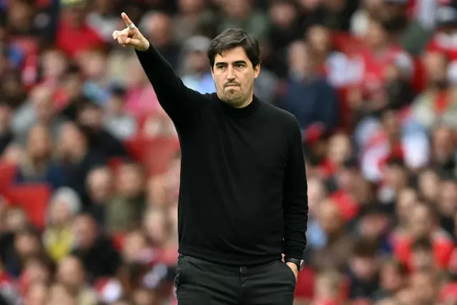 Andoni Iraola gestures