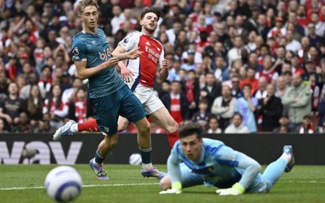 Arsenal's Declan Rice misses a chance to score