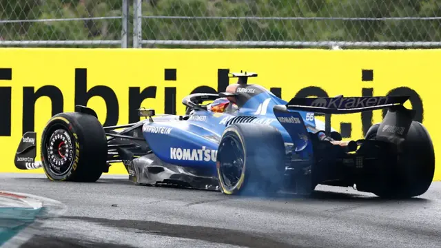 damage to Carlos Sainz car