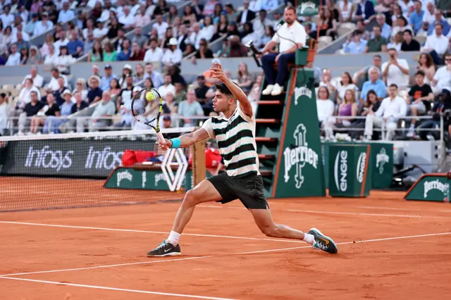 carlos alcaraz plays a backhand