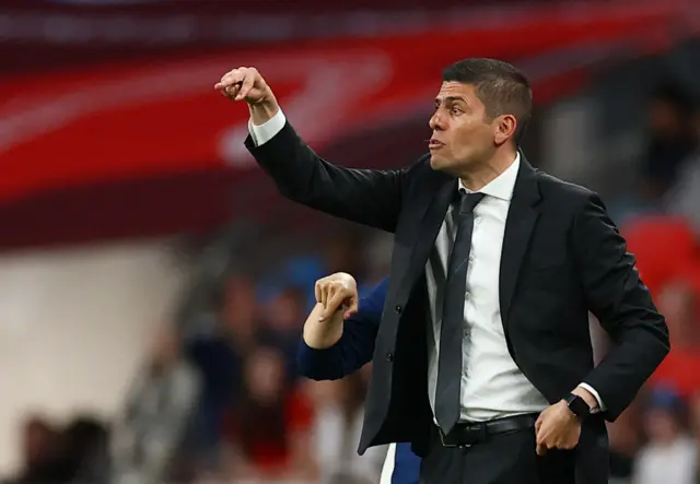 Francisco Neto points instructions to his players