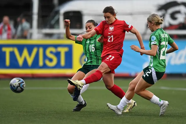 Paulina Tomasik scores a goal