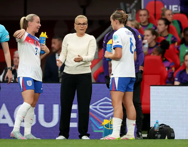 Wiegman chats to Mead and Clinton
