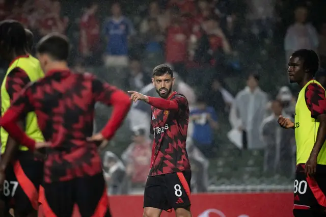 Bruno Fernandes warms up