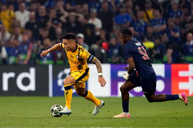 Willian Pacho of Paris Saint-Germain (R) chases Lautaro Martínez