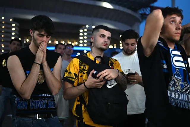 Inter fans react after PSG scored their second goal