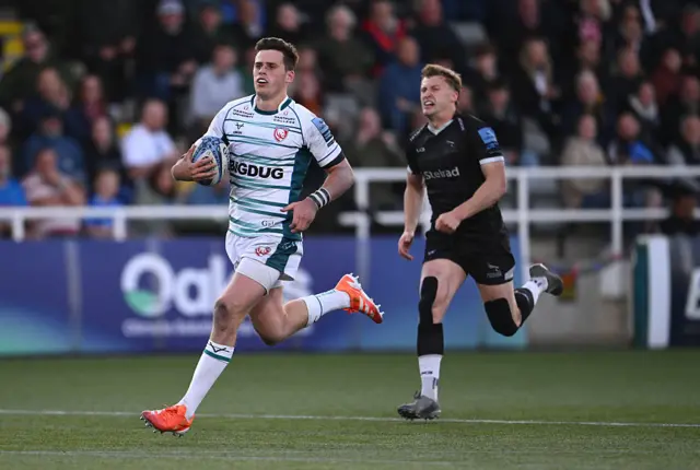 Seb Atkinson scores a try for Gloucester
