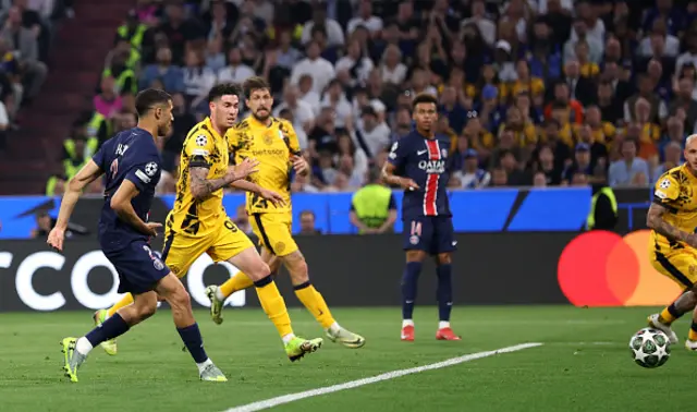 Achraf Hakimi of Paris Saint-Germain scores