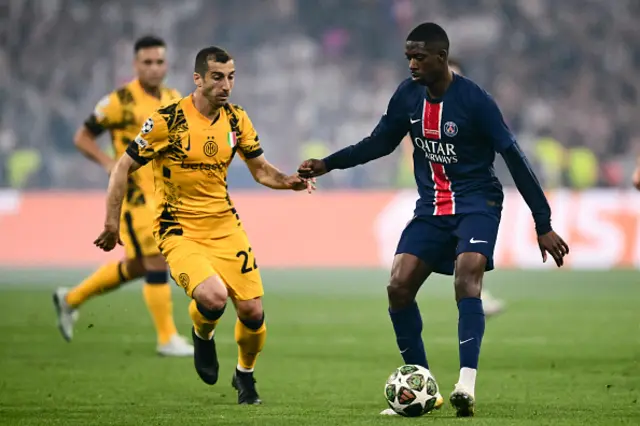 Ousmane Dembele (R) and Inter Milan's Armenian midfielder Henrikh Mkhitaryan fight for the ball