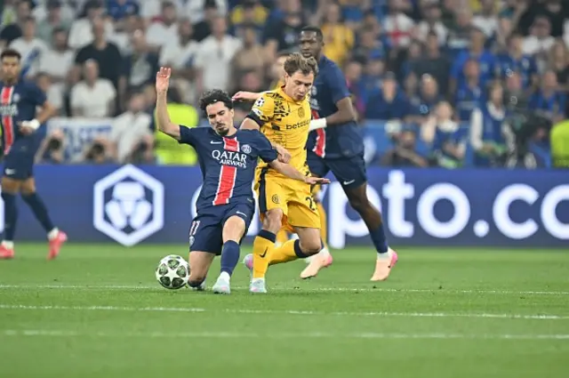 Vitinha (L) of Paris Saint-Germain in action against Nicolo Barella