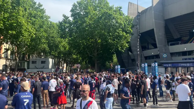 Fans arrive at the Parc des Princes