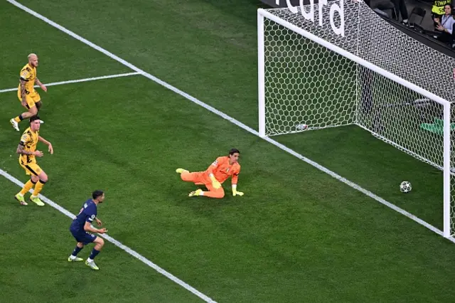 Achraf Hakimi (2R) scores