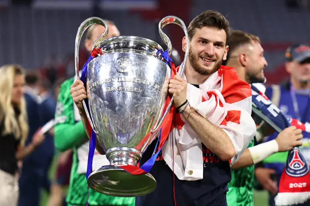 Khvicha Kvaratskhelia of Paris Saint Germain celebrates