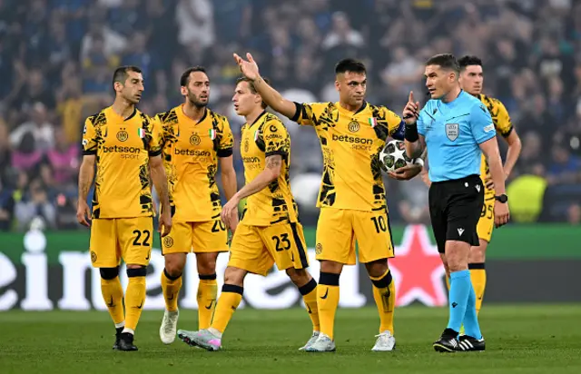 Lautaro Martinez of FC Internazionale gestures as he speaks to Referee Istvan Kovacs