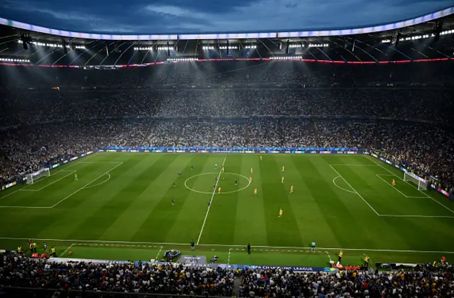 A general view as Vitinha of Paris Saint-Germain kicks off