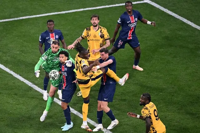 Gianluigi Donnarumma (L), Paris Saint-Germain's Brazilian defender Marquinhos (2L) vie for the ball