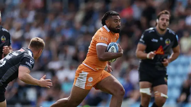 Rekeiti Ma'asi-White runs with the ball