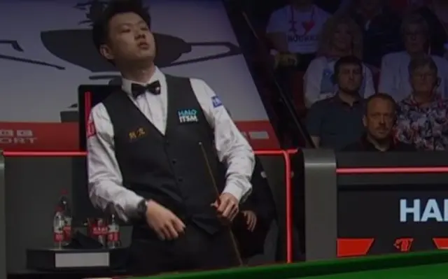 Zhao Xintong avoids a fly