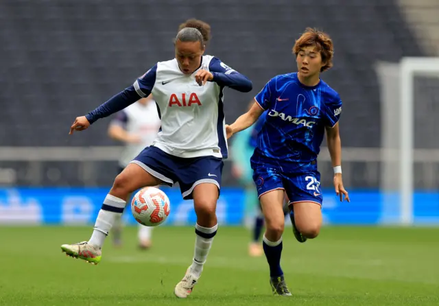 Tottenham Hotspur's Drew Spence (left) and Chelsea's Maika Hamano battle for the ball