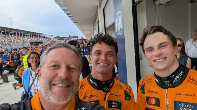 Zak Brown, Lando Norris and Oscar Piastri take a selfie