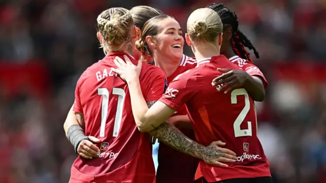 Man United players celebrate drawing with Man City